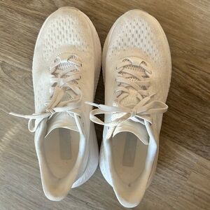 White HOKA Mach 6